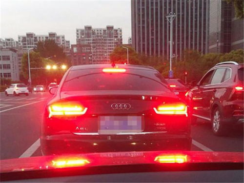汽车尾灯一般多少人开