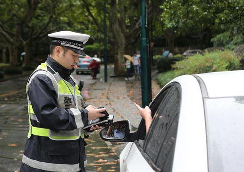 汽车违规载人扣多少